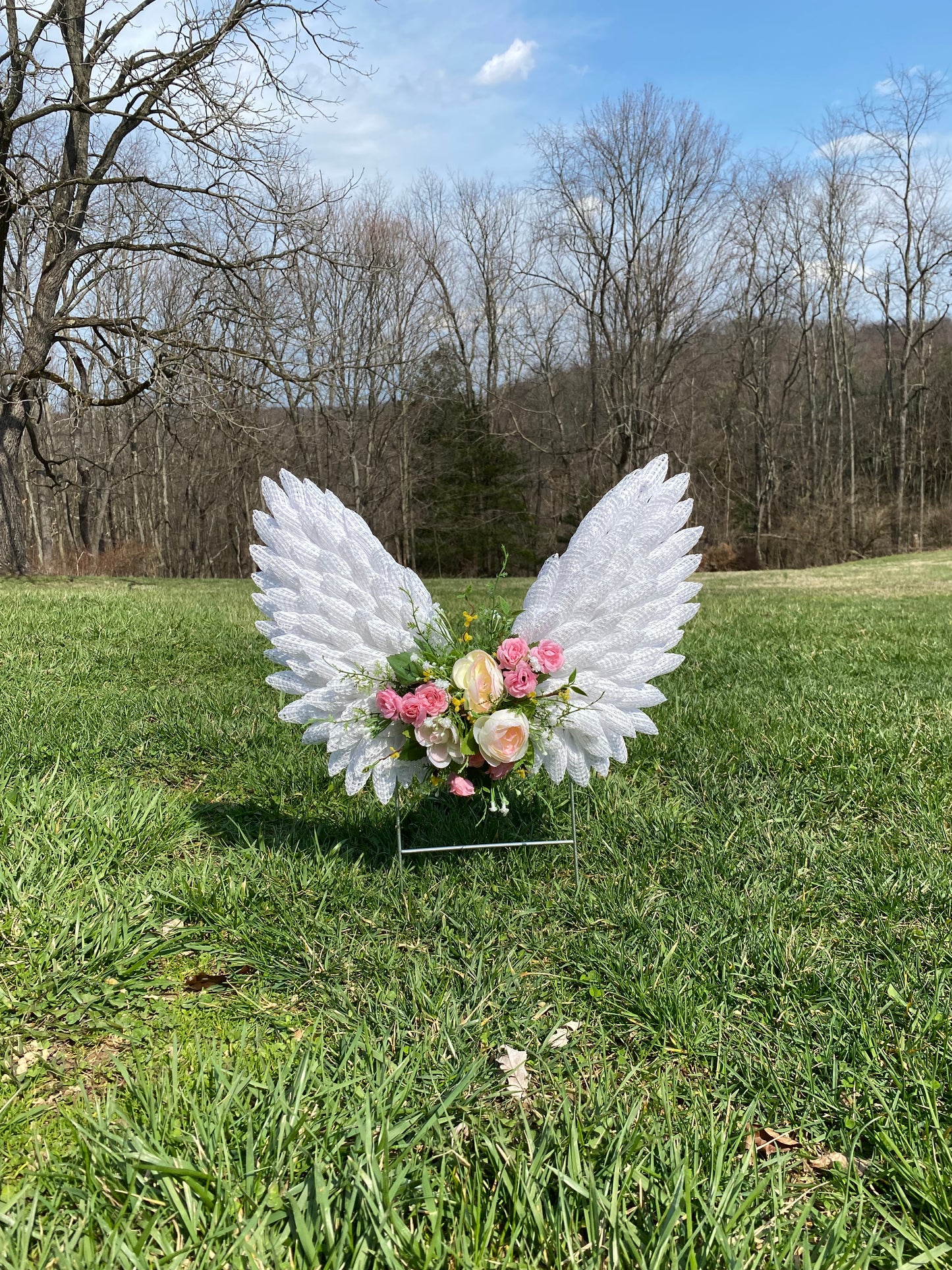 Flying Angel Wings Wreath – Classic White Memorial Garden Décor for Spring or Summer